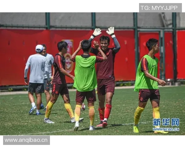 皇马留守8名一线队球员与卡斯蒂亚队员共同训练提升默契